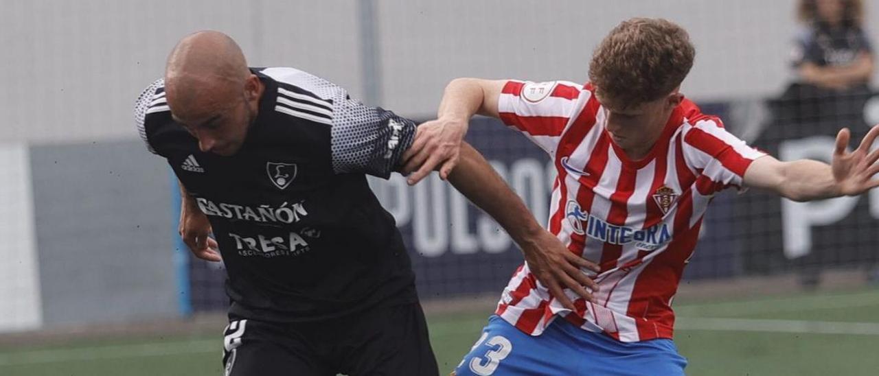 Adrián Llano se lleva el balón ante Aspra en el Sporting B-Lealtad. | Miki López