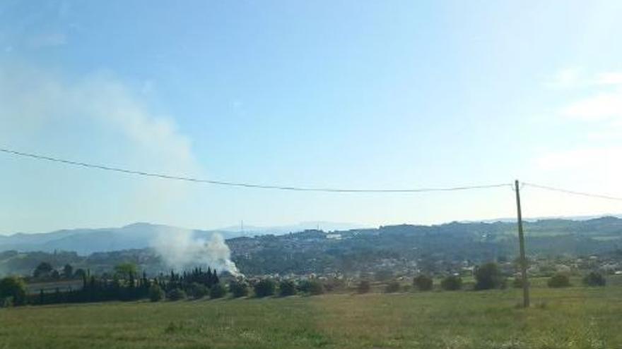 Un incendi a Santa Margarida de Montbui mobilitza sis dotacions de Bombers