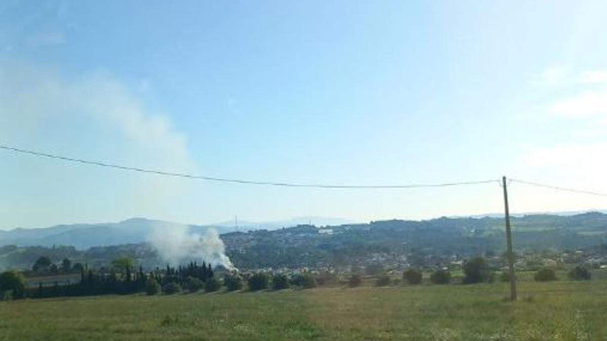 Imatge de l'incendi aquest matí a Santa Margarida de Montbui