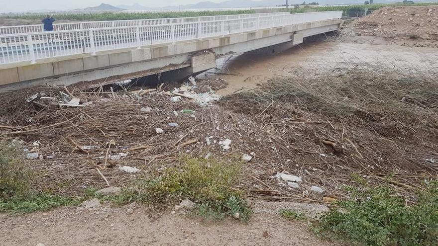 Imagen tomada del canal de drenaje a su paso por el municipio de Los Alcázares tras las lluvias.