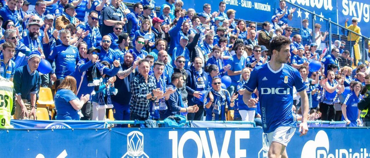 Borja controla la pelota ante una de las gradas de Santo Domingo ocupada por aficionados del Oviedo. | Área 11