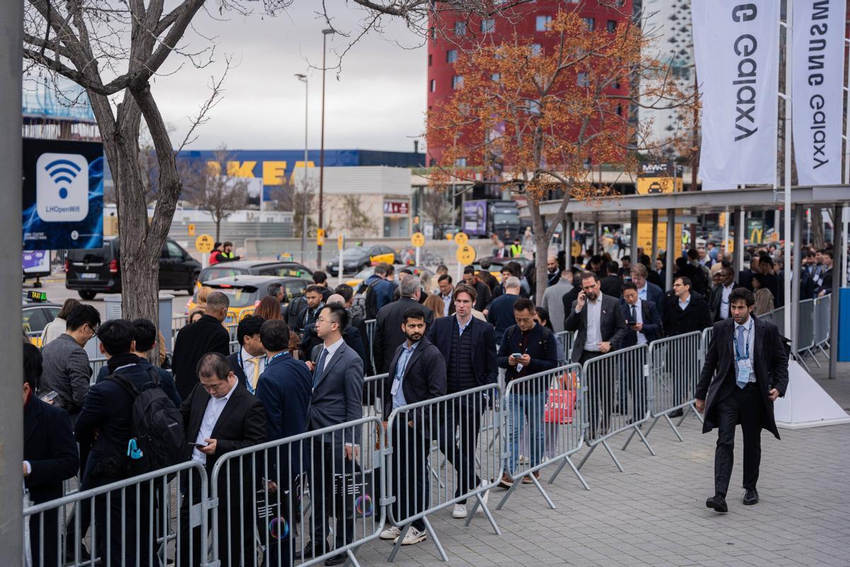 El punto de taxis habilitado por el MWC en su salida por la avenida Joan Carles I de L'Hospitalet
