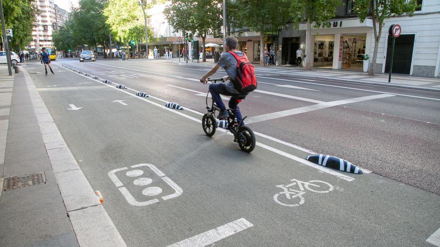 Un ciclista utiliza el nuevo carril bici de Gran Vía, en dirección a la plaza Circular.  | JUAN CARLOS CAVAL