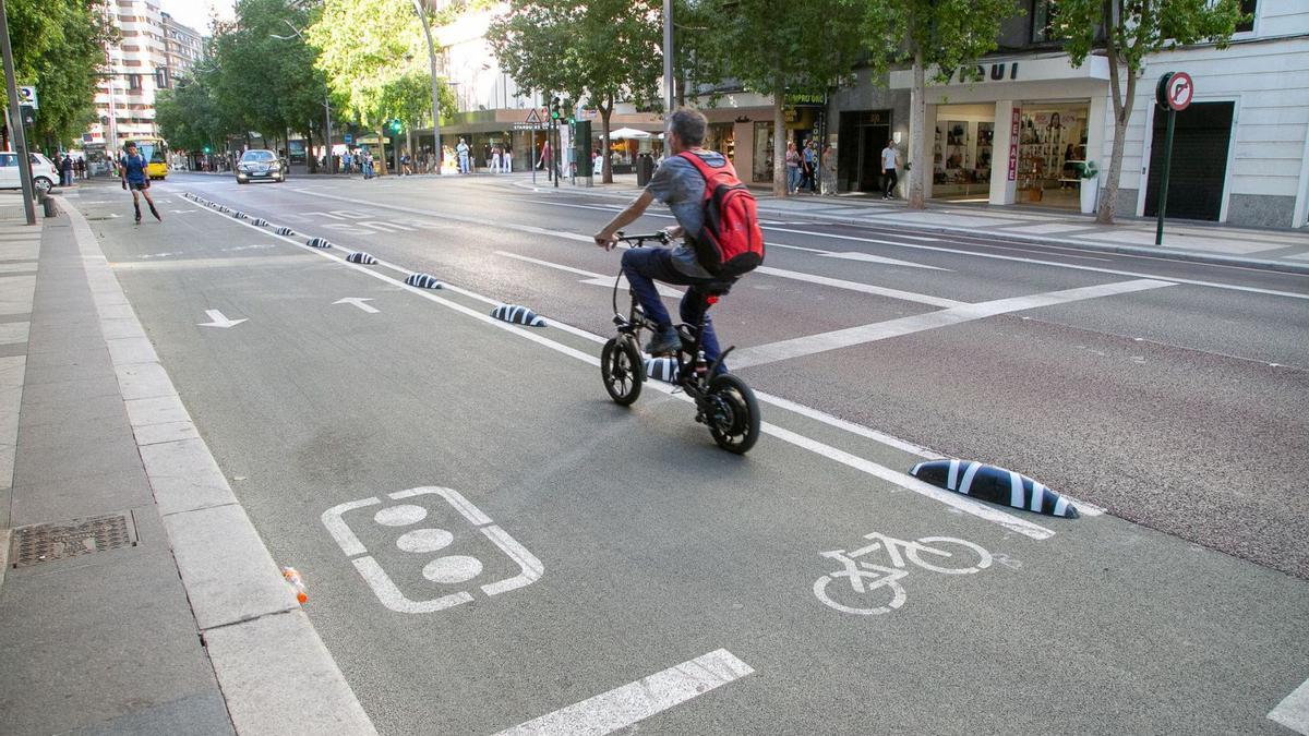 Un ciclista utiliza el nuevo carril bici de Gran Vía, en dirección a la plaza Circular.  | JUAN CARLOS CAVAL