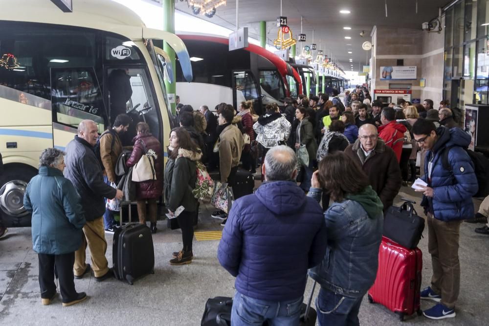 Colas en la estación de Oviedo para coger los autobuses a Madrid una vez se restableció el tráfico