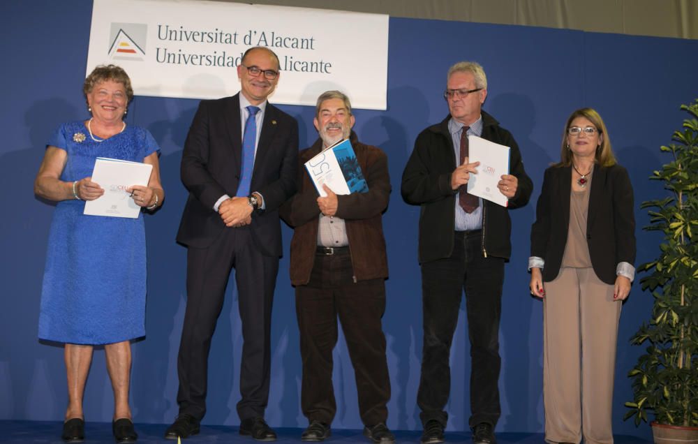 Decenas de profesores y alumnos del CEU, germen de la Universidad de Alicante, se reencuentran en un emotivo acto organizado en el campus.