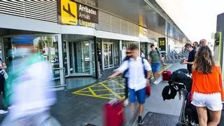 Casi la mitad de los turistas españoles que repitieron visita a Ibiza en verano de 2023 optó por alojamientos fuera de mercado