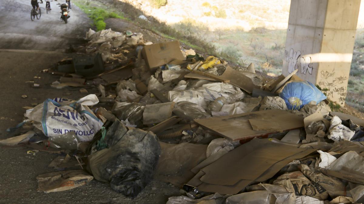 Basura acumulada en Arroyo España, bajo la hiperronda, en el distrito del Puerto de la Torre