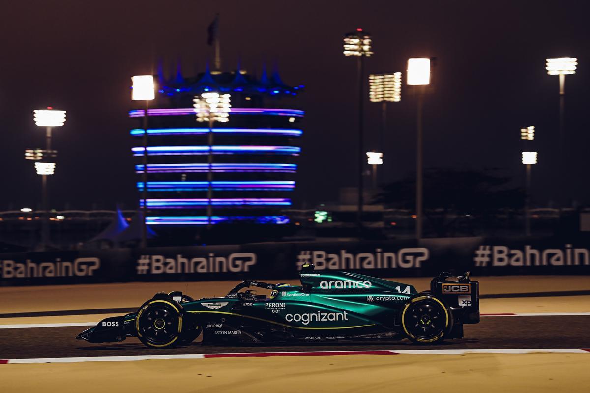 Fernando Alonso pilota en la noche de Baréin