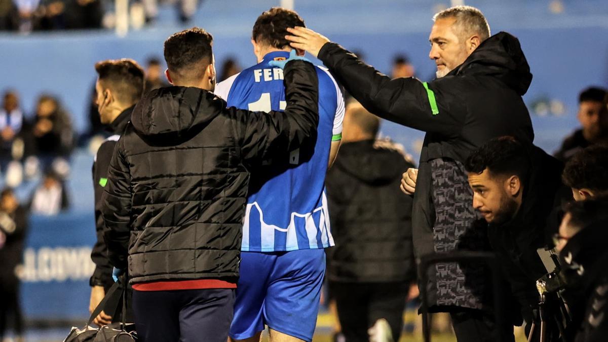 Ferni se retira apesadumbrado, animado por técnicos del Betis Deportivo