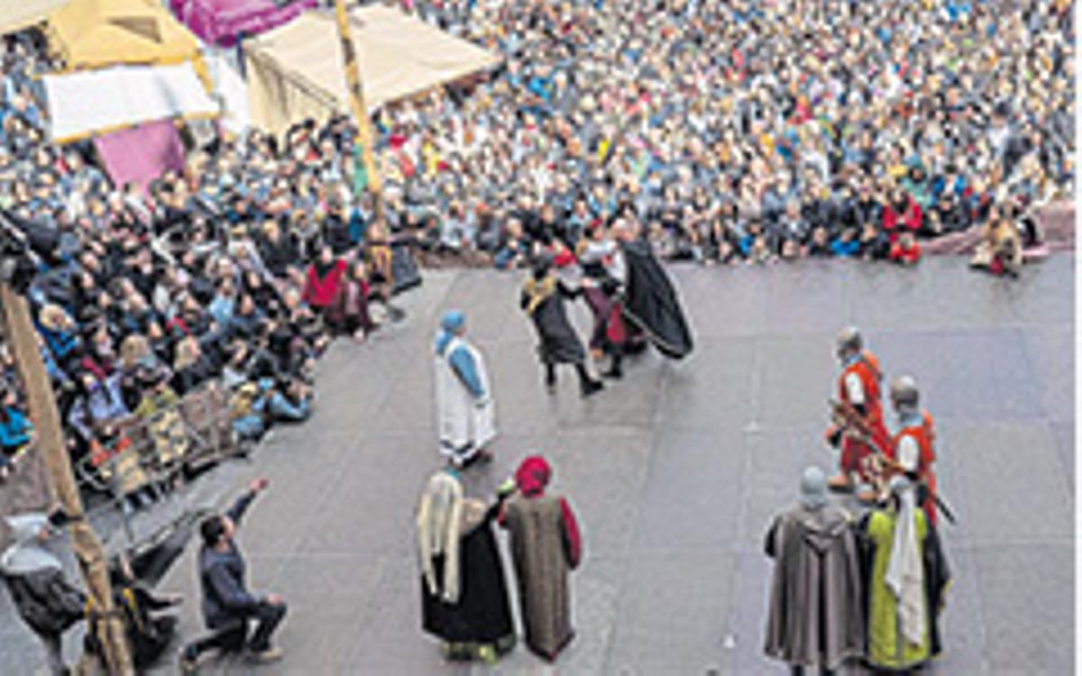 Un dels moments de l’espectacle del mercat medieval, que recrea la història del Miracle de la Llum.