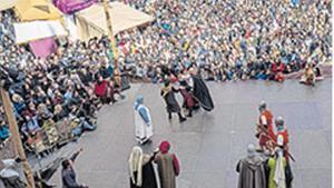 Un dels moments de l’espectacle del mercat medieval, que recrea la història del Miracle de la Llum.