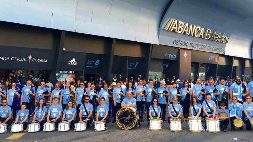 Banda de Gaitas Redegaita delante del estadio del Celta de Vigo. // FdV