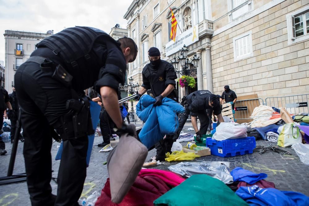 Els Mossos retiren de la plaça Sant Jaume les tendes de l'acampada independentista