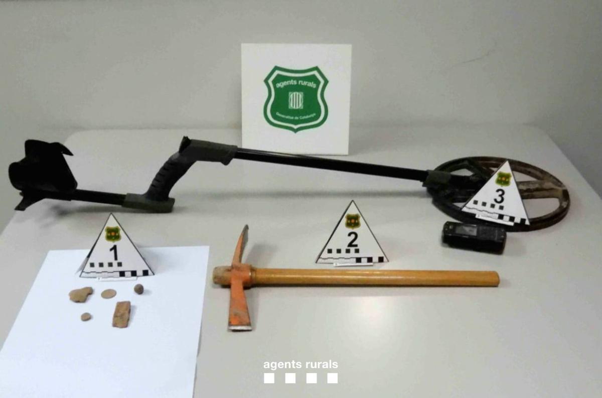 Detector de metalls, eines i objectes comissats a l'infractor