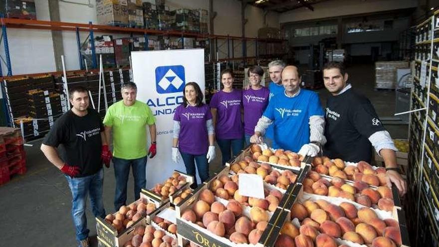 Voluntarios de Alcoa colaboran con el Banco de Alimentos