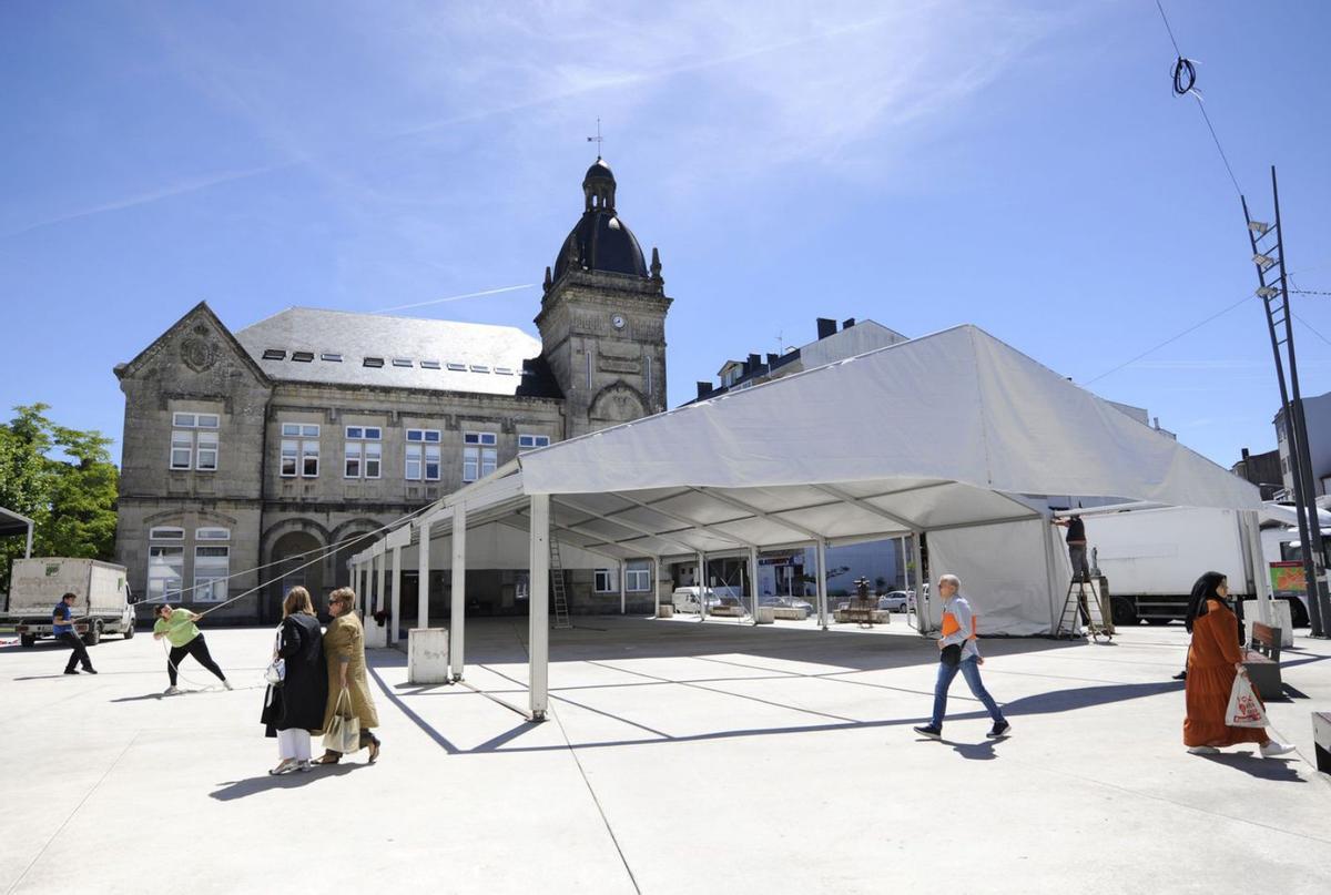 Montaje, en la mañana de ayer, de la gran carpa que albergará la degustación. |   // BERNABÉ/JAVIER LALÍN