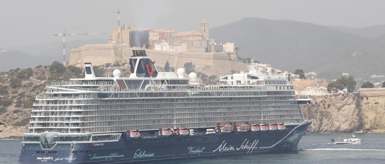 Un crucero entrando en el puerto de Ibiza este pasado verano.