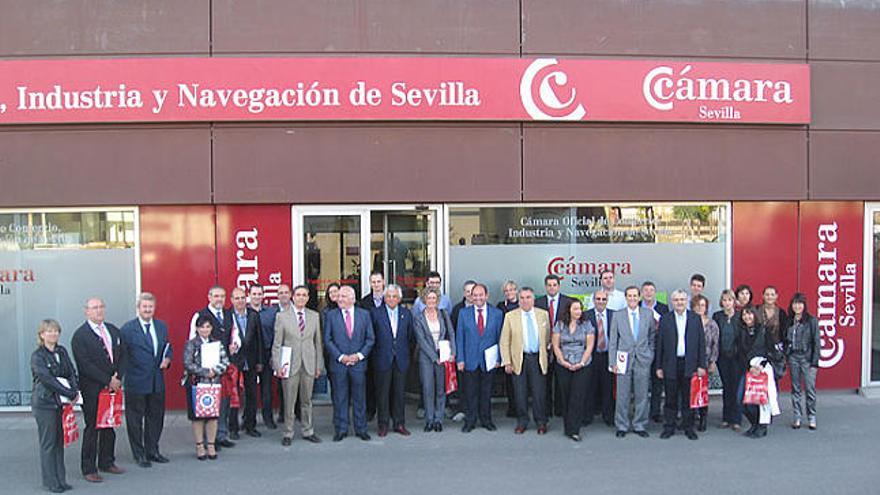 La delegació gironina davant la seu de la Cambra de Comerç de Sevilla.