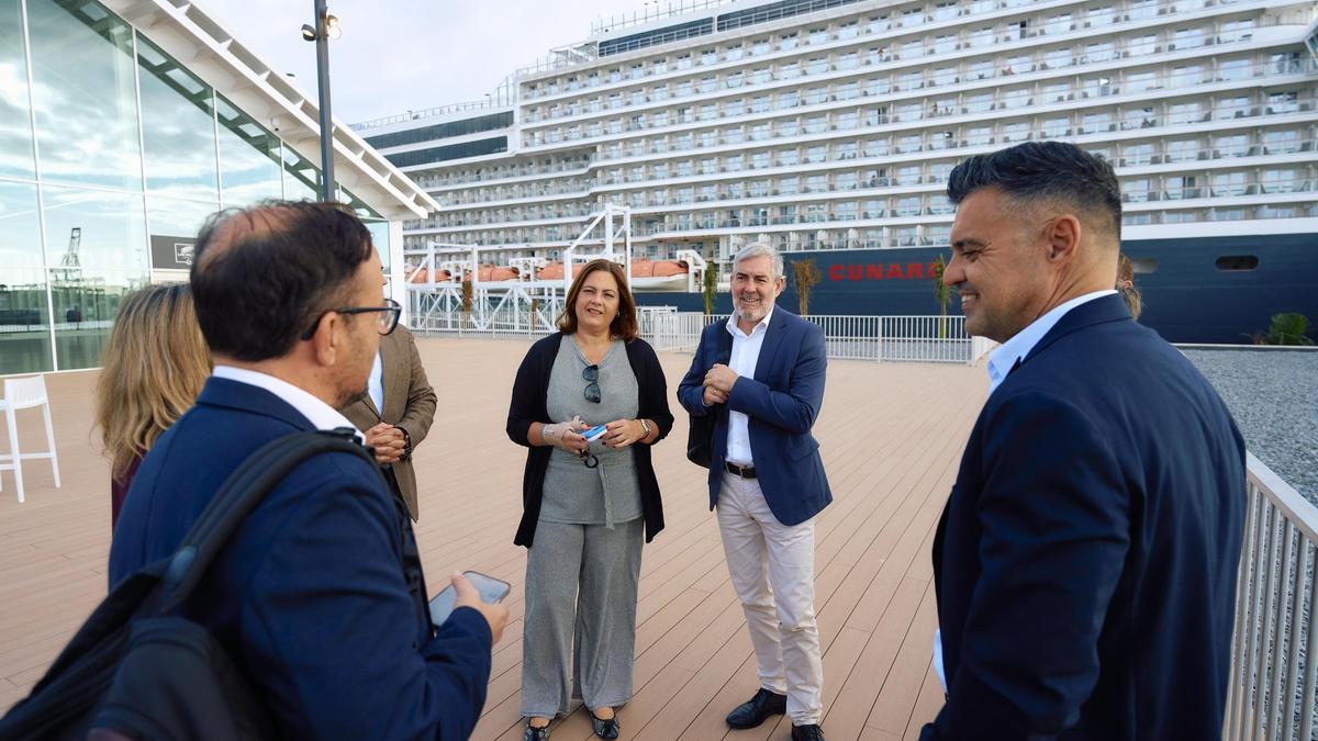 En el centro, Fernando Clavijo y Beatriz Calzada durante la visita a la nueva terminal de cruceros.