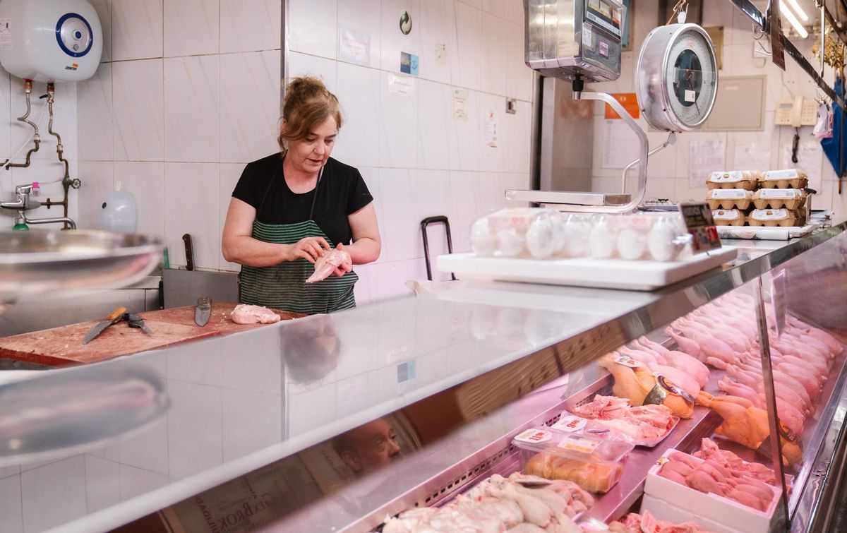 Ana, una de las carniceras del Mercado de la Cebada, se incorporó al negocio hace 35 años.