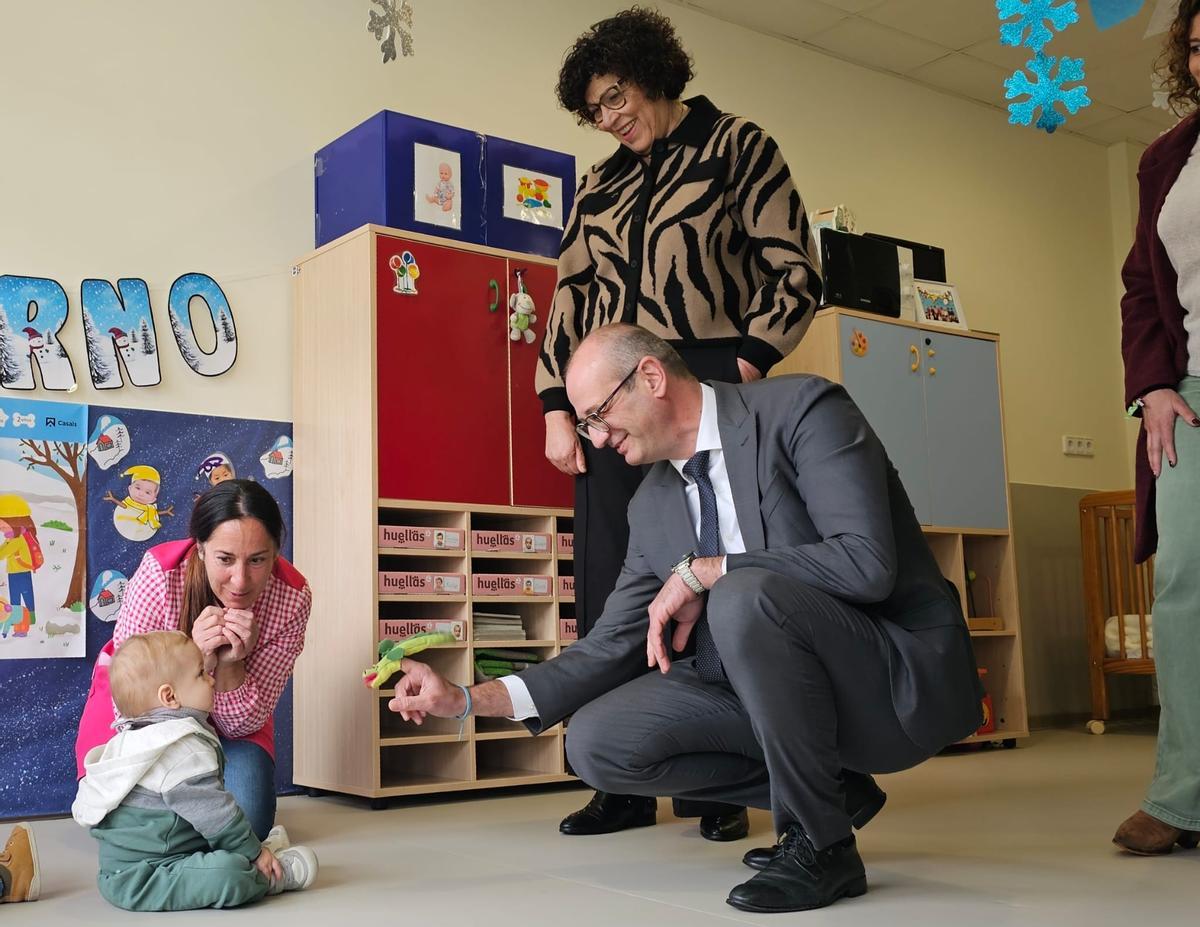 El consejero de Educación y Formación Profesional, Víctor Marín, junto con la alcaldesa de Puerto Lumbreras, María Ángeles Túnez, visita la recién remodelada escuela infantil municipal Juan López.