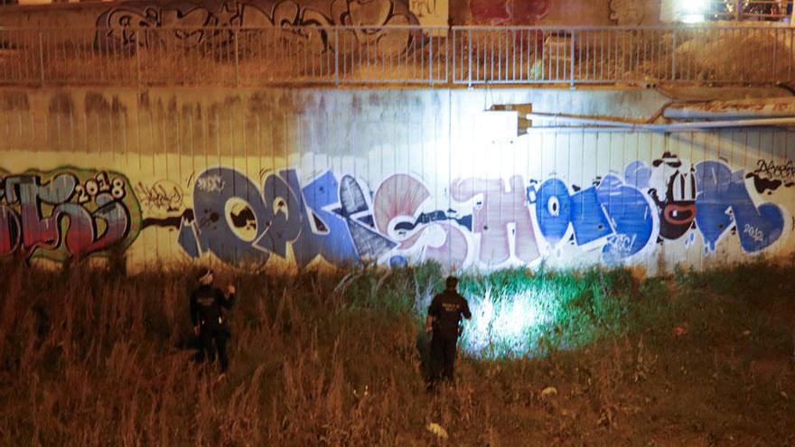 Agentes de la Policía Local rastreando el cauce del Guadalmedina y el Puente de Armiñán para buscar el arma.