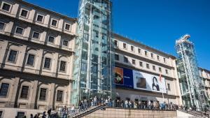 Decenas de personas hacen cola para entrar al Museo Reina Sofía el Día Internacional de los Museos, en una imagen de archivo. 
