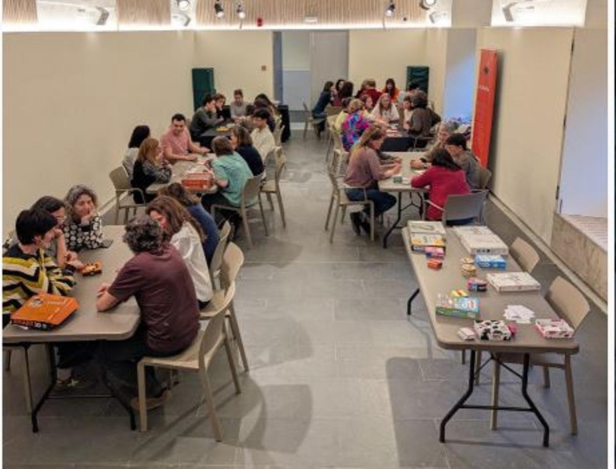 Participants en la jornada formativa a Olot, on es van posar a prova jocs de taula com a recurs per a l’ensenyament del català.