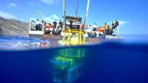Marinos del buque de rescate Neptuno operan el robot Scorpio 03, capaz de bajar a 600 metros de profundidad.