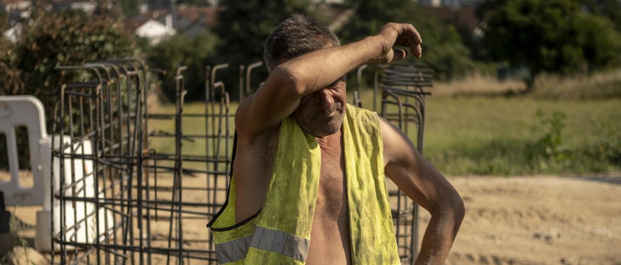 Un trabajador se seca el sudor, en Ourense.