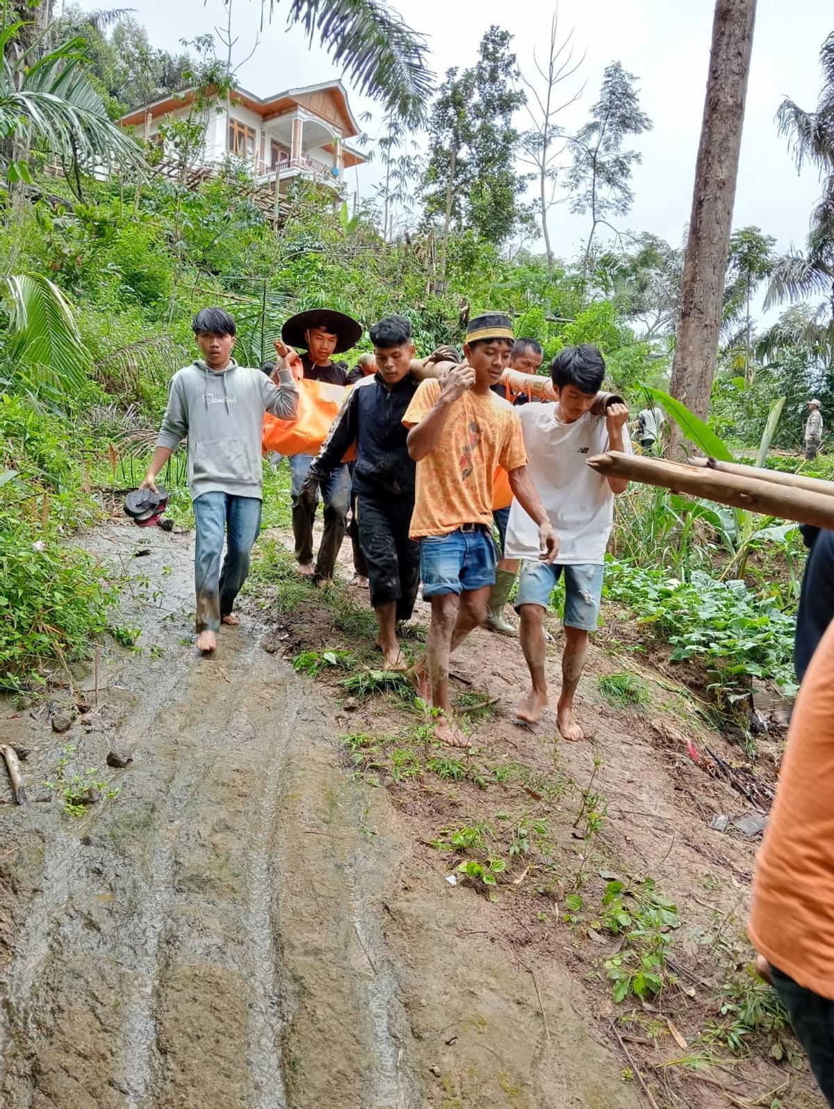 Mueren 19 personas por desprendimientos de tierra en Indonesia