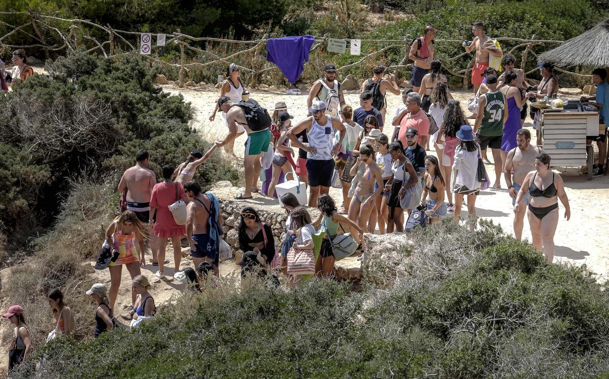 El acceso a la playa, totalmente colapsado, con colas de más de veinte minutos.