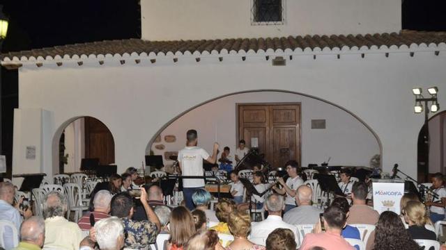 Los eventos musicales se celebrarán en el transcurso del verano y en espacios como la ermita de la playa. | SÁNCHEZ