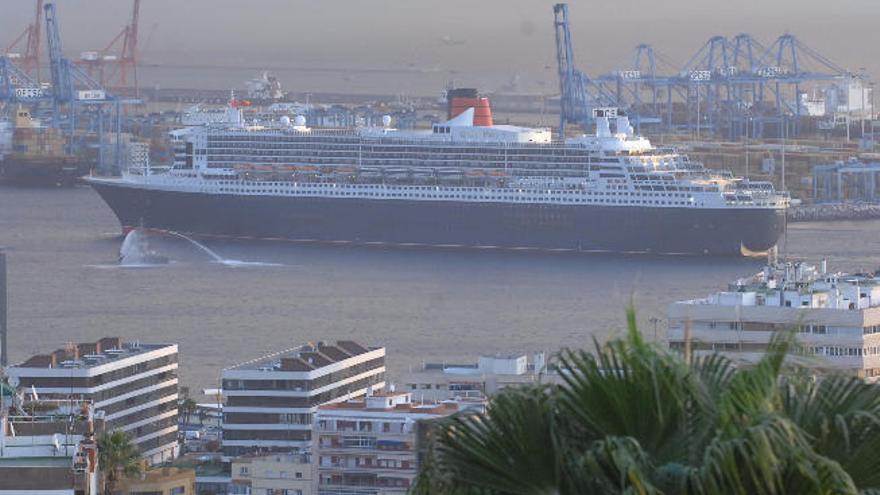 El &#039;Queen Mary 2&#039; en el Puerto de La Luz.