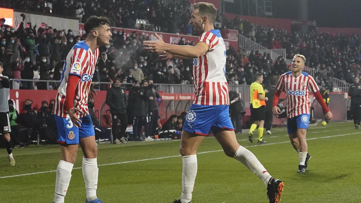 Stuani celebrant un gol amb Arnau.