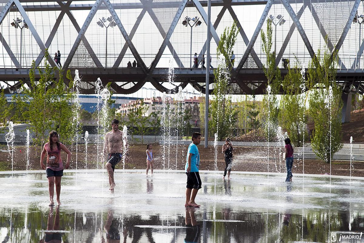 La playa de Madrid Río dispone de tres recintos acuáticos de forma ovalada en los que se alternan tres efectos diferentes