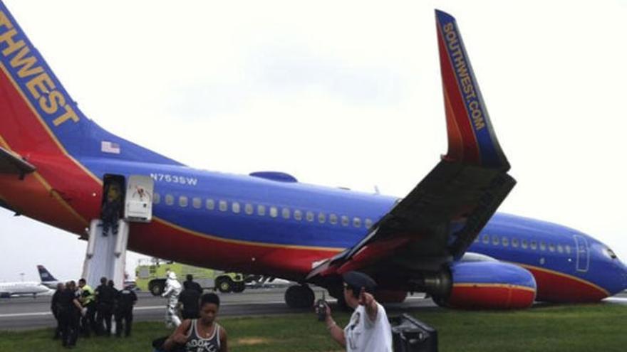 Un avión logra tomar tierra sin tren de aterrizaje delantero