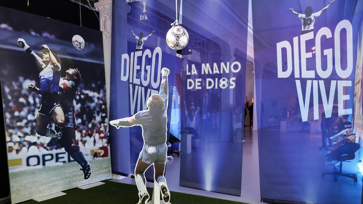 Archivo - La 'Mano de Dios' de Diego Armando Maradona, recreada en una muestra.