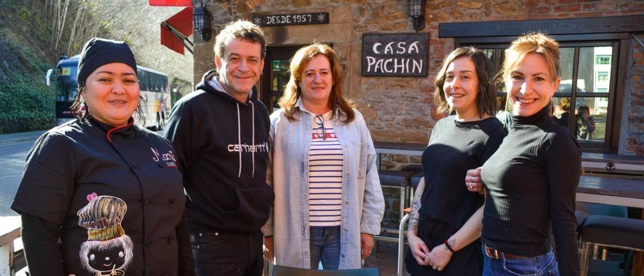 Por la izquierda, Yesenia Arteaga, los hermanos José Ramón y Mónica Granda Orviz, Aida Neila y Salud Fernández, en la terraza de su local.