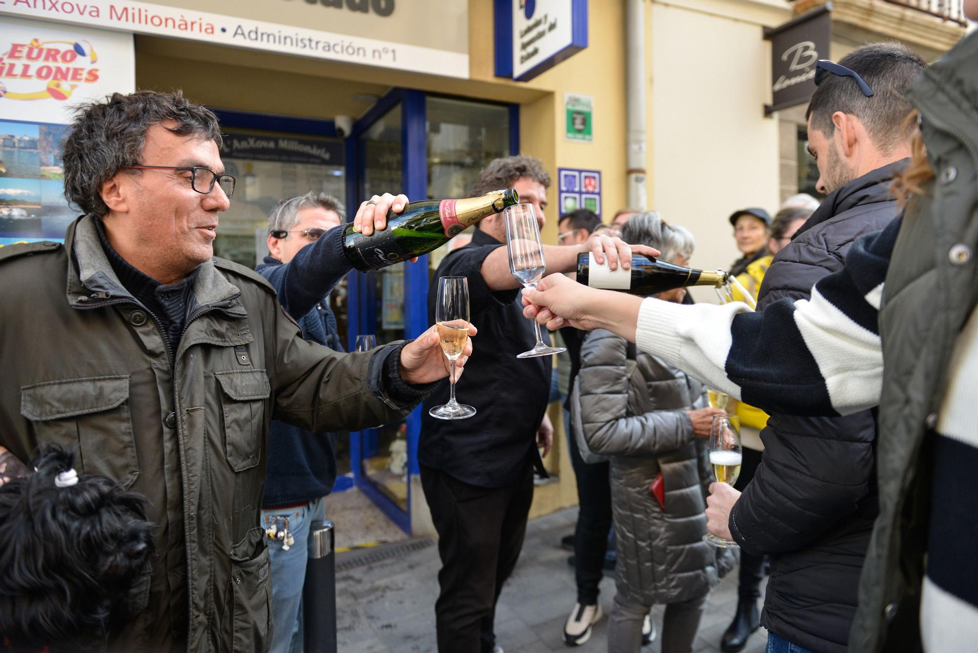 Agraciados con el primer premio del Sorteo Extraordinario de la Lotería del Niño correspondiente al número 89.603 celebran su suerte en la administración 1 situada en la calle Pintor Enric Serra, a 6 de enero de 2023, en L’Escala, Girona.