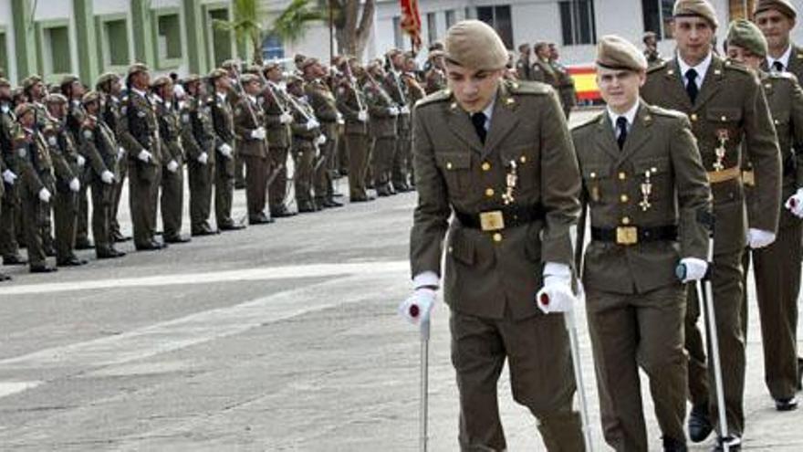 Algunos de los soldados heridos y mutilados del Regimiento de Infantería Soria 9, tras recibir sus medallas. i GABRIEL FUSELLI