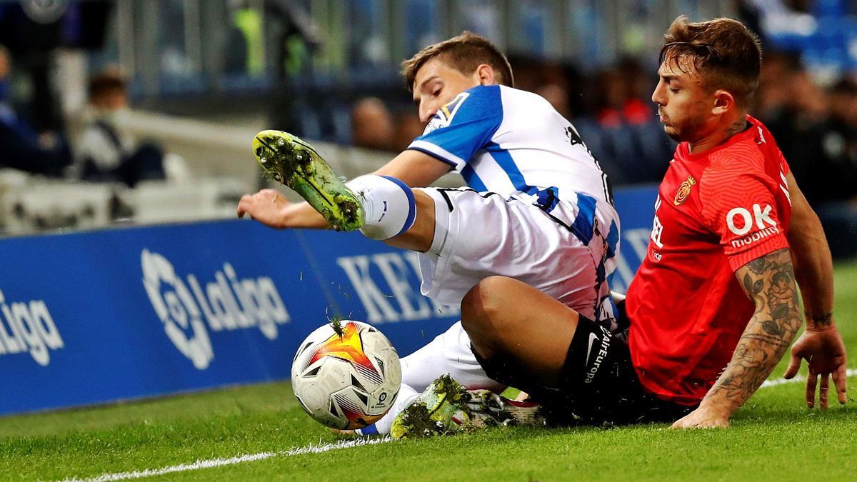 Maffeo y Aihén pelean por 
un balón encima de la
línea de banda. EFE