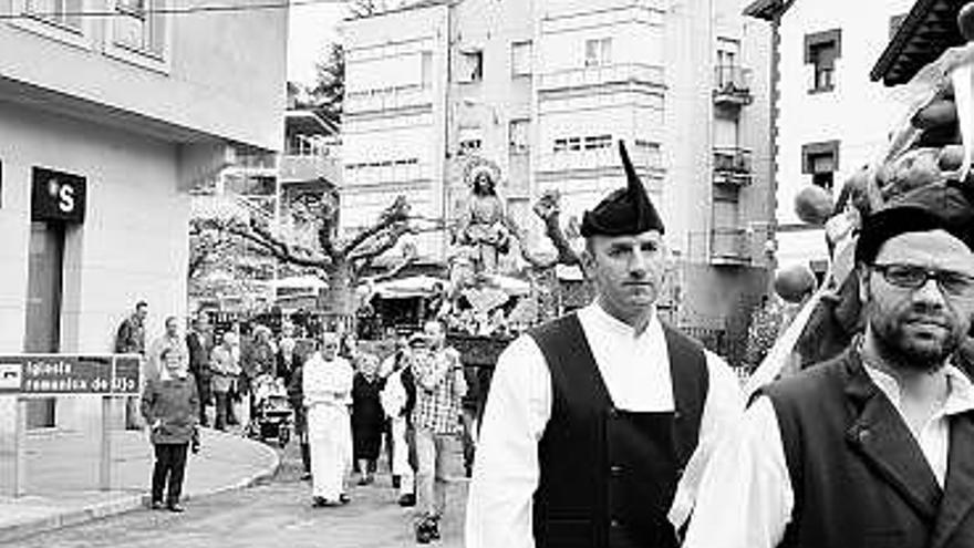 Fieles participantes en la procesión de ayer por las calles de Ujo.