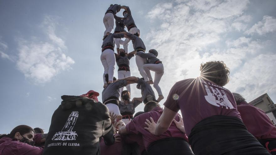 Castellers de Lleida fan pinya per ajudar a alçar un castell dels Tirallongues de Manresa