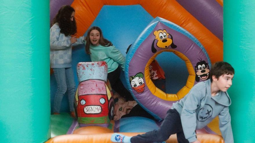 En las imágenes, niñas y niños que asistieron al parque infantil de Pequelandia durante el primer día de apertura. | Mara Villamuza