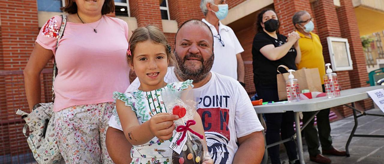 Una de las pequeñas, con el “nicolasín”, ayer, en El Coto. | Juan Plaza