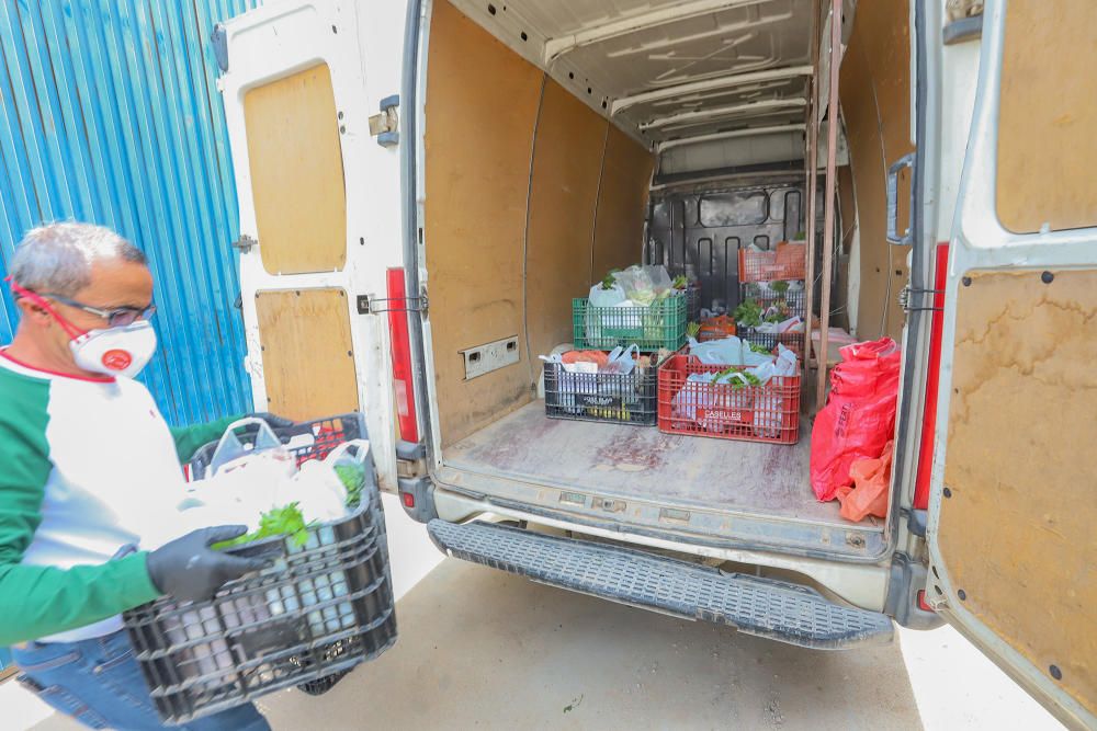 Agricultores y mercaderes venden a domicilio el género que cultivan y que compran tras la suspensión de la venta ambulante, que tiene previsto su reanudación desde el 30 de abril