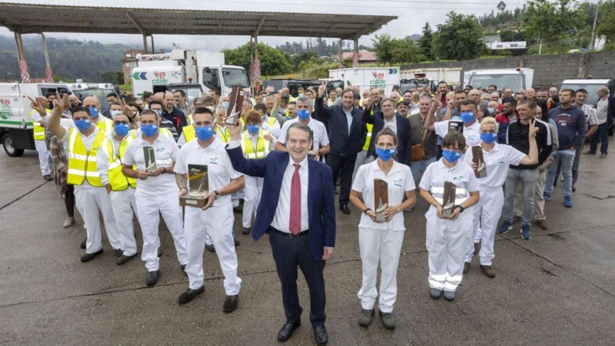 El alcalde (c.) celebró ayer el galardón con el equipo de trabajadores de la limpieza municipal.