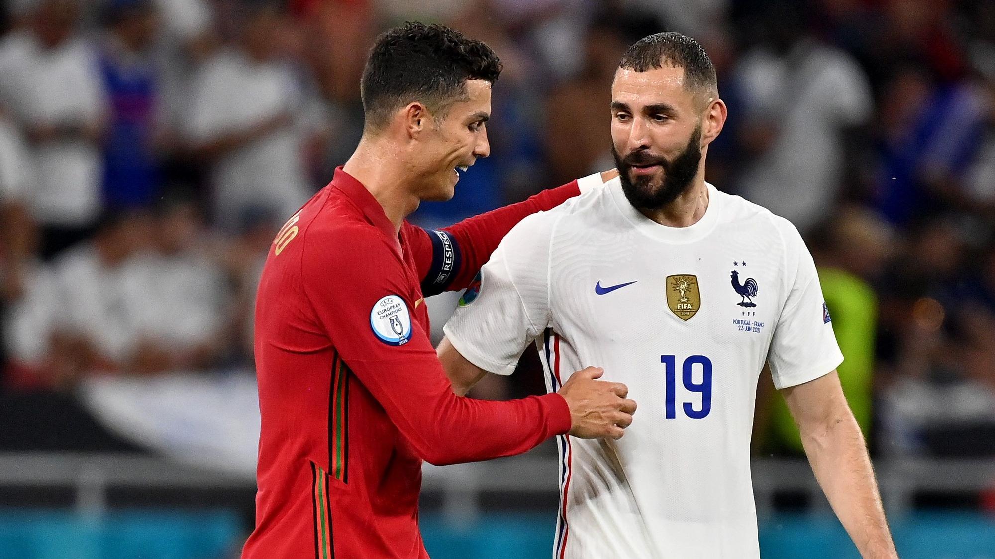 Cristiano y Benzema se saludan al acabar el partido entre Portugal y Francia.